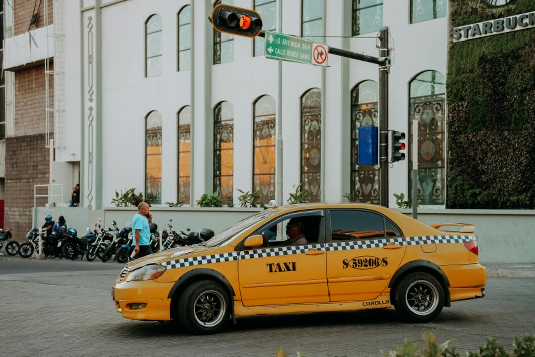 Taxi sobre un elevador en un taller mecánico