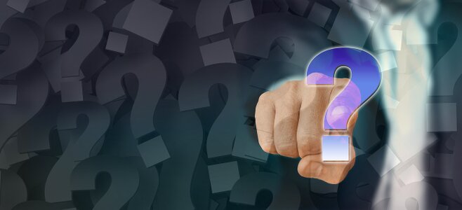 Conductor revisando una sección de preguntas frecuentes en su teléfono